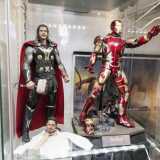 Due "doll", ossia statuette assemblabili: ritraggono Thor, il protagonista dell'omonimo film interpretato da Chris Hemsworth e Iron Man, nella versione impersonata da Robert Downey Jr